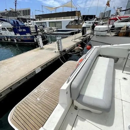 Botel Yate Nimbo Badalona