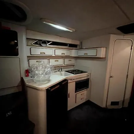 Botel Yate Nimbo Badalona